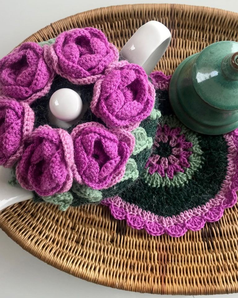 lovely dark green teacosy IMG # 1